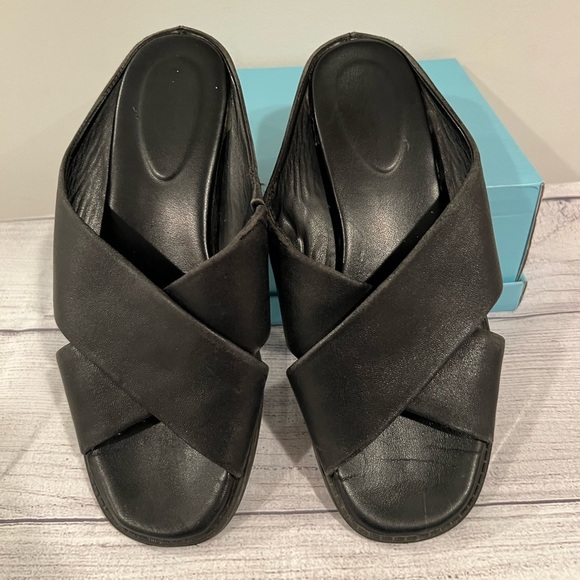 EVOLVE women Chic Black Cross-Strap Sandals/size 6 - Picture 8 of 11